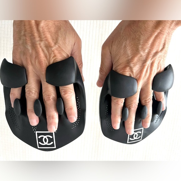 CHANEL New Paddle Gloves Swim Hand Black & White -Collector’s Item - Never Used - Picture 6 of 6